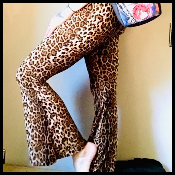 🌴LEOPARD PRINT BELL-BOTTOM PANTS!🐆 - Picture 4 of 6